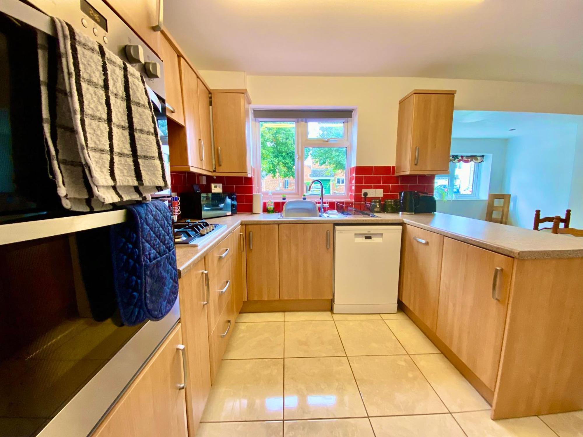 Spacious 3 Bed House, Sleeps 6, Free Parking - 14 Millers Close Leominster Exterior foto